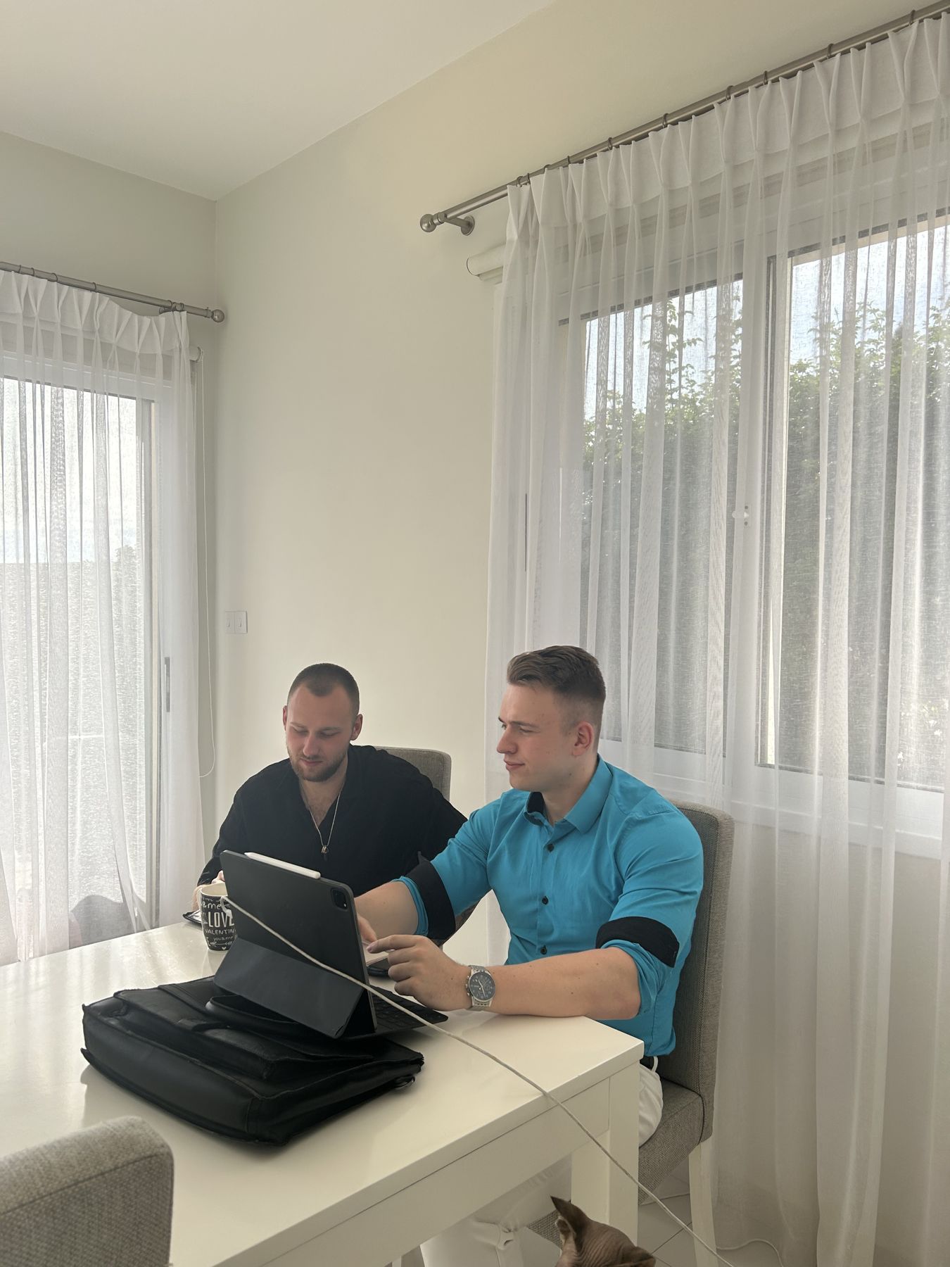 Alexander erklärt einem Mitglied einen Trade am Tablet
